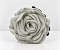 GRIS · PINZA DE PELO FLOR DE TELA